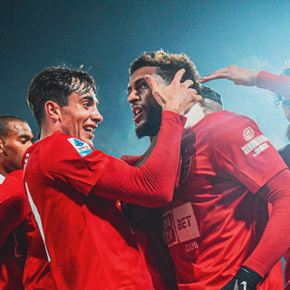 Leonardo Colombo festeggia Varela dopo il gol del momentaneo 1-1 (foto profilo instagram @acmonza) Leonardo Colombo festeggia Varela dopo il gol del momentaneo 1-1 (foto profilo instagram @acmonza)