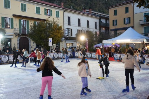 L'inaugurazione della pista di pattinaggio sul ghiaccio in piazza Matteotti a Laveno