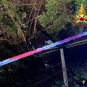 L'auto finita nella scarpata a Laveno Mombello