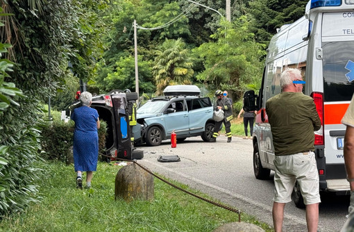 Schianto tra due auto sulla provinciale tra Laveno e Leggiuno. Una macchina ribaltata e due feriti
