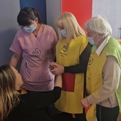 La madre del tredicenne insieme ai volontari de Il Ponte del Sorriso (foto Il Ponte del Sorriso)
