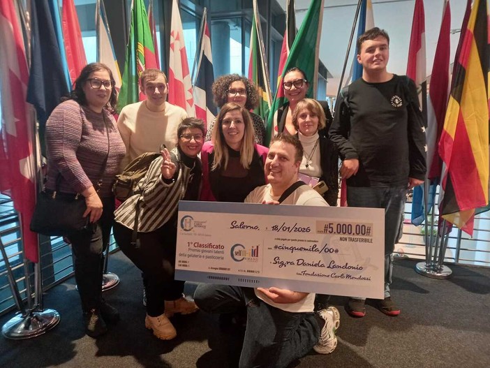 Self M-Aid Award, Voce del silenzio in posa, a Rimini, con il mega assegno