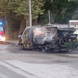 Il furgone della nettezza urbana distrutto dalle fiamme sulla Varesina (foto tratta da IlSaronno.it)