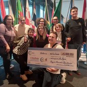 Self M-Aid Award, Voce del silenzio in posa, a Rimini, con il mega assegno