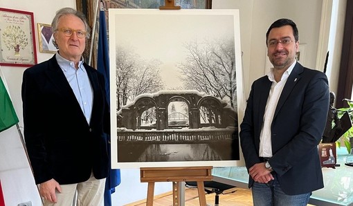 Carlo Mari dona la foto “Ponte sull’Olona” al Comune di Legnano