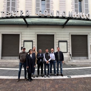 Le minoranze hanno presentato la mozione davanti al Teatro Condominio Vittorio Gassman