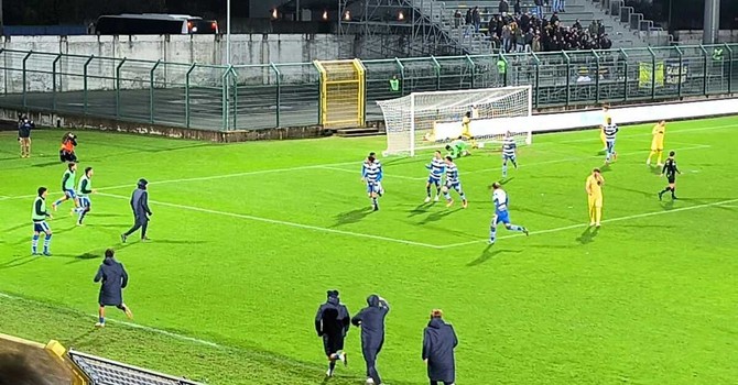 Mastroianni esulta dopo il terzo gol della Pro Patria