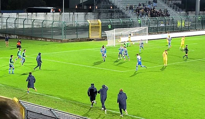 Mastroianni esulta dopo il terzo gol della Pro Patria