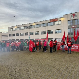 Una manifestazione dei lavoratori della Mata System di Mornago