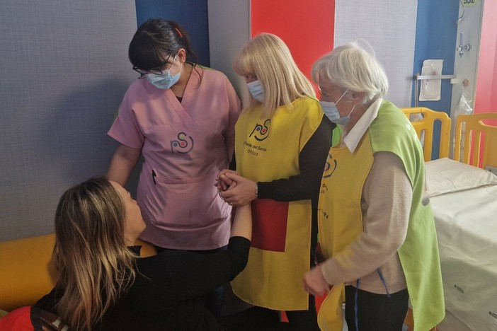 La madre del tredicenne insieme ai volontari de Il Ponte del Sorriso (foto Il Ponte del Sorriso)