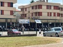 Gli striscioni presenti in piazzale Spozio a San Fermo per l'ultimo saluto a Mattia Vitali