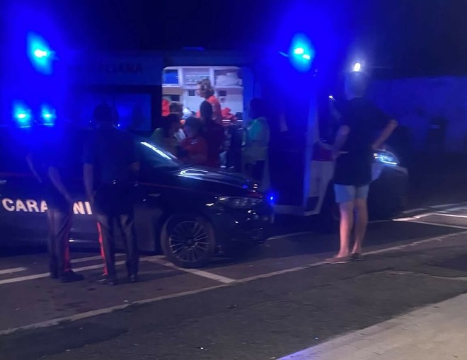 Carabinieri e ambulanza in piazza Italia a Magnago Carabinieri e ambulanza in piazza Italia a Magnago