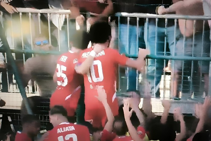 L'esultanza di Mastroianni dopo il gol del temporaneo pareggio (immagine Sky)