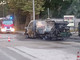 Il furgone della nettezza urbana distrutto dalle fiamme sulla Varesina (foto tratta da IlSaronno.it)