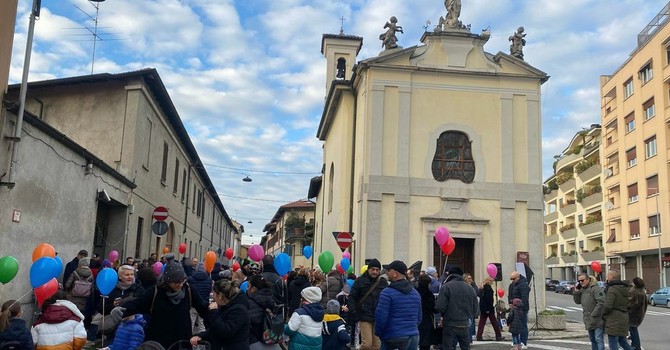 Uno dei momenti maggiormente attesi davanti alla chiesa della Madonna in Prato: il lancio dei palloncini