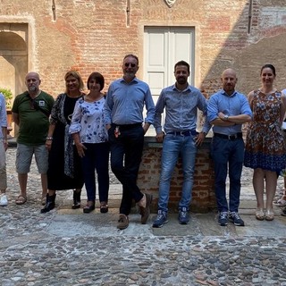 Il sindaco Marco Baroffio con l'assessore Giuseppe Palomba e alcuni commercianti di Fagnano