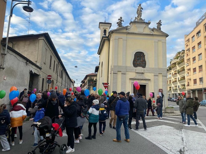 Uno dei momenti maggiormente attesi davanti alla chiesa della Madonna in Prato: il lancio dei palloncini Uno dei momenti maggiormente attesi davanti alla chiesa della Madonna in Prato: il lancio dei palloncini