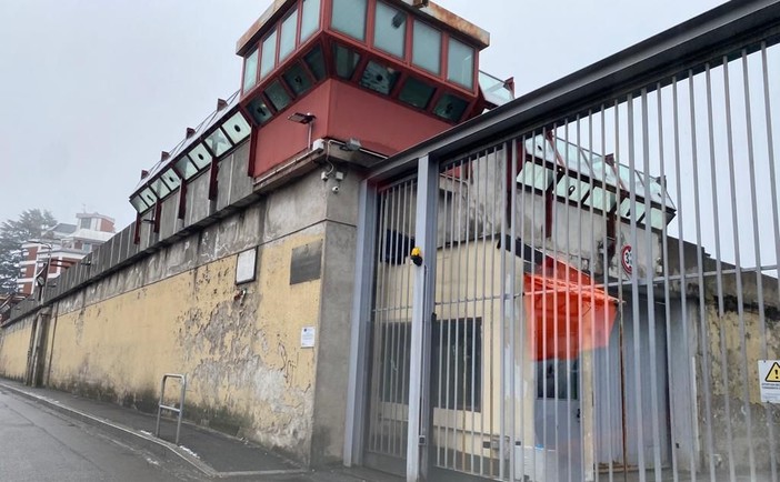 Presidio illegale davanti al carcere di Varese, foglio di via per undici anarchici Presidio illegale davanti al carcere di Varese, foglio di via per undici anarchici