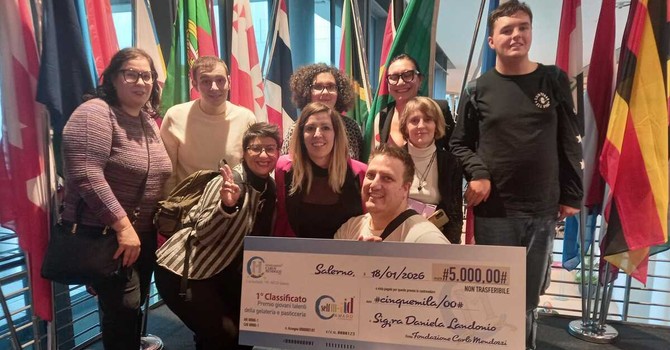 Self M-Aid Award, Voce del silenzio in posa, a Rimini, con il mega assegno