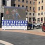 Il maxi schermo in piazza Monte Grappa, nel cuore di Varese, è già stato posizionato Il maxi schermo in piazza Monte Grappa, nel cuore di Varese, è già stato posizionato