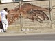 Giovani artisti all'opera in via Menotti (anche nelle immagini in fondo all'articolo con il gazebo allestito dall'associazione Comitato di Quartiere)