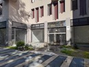 Parte dei guai del condominio sono intuibili anche osservando dall'esterno dell'immobile