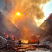 VIDEO e FOTO. In fiamme in un'azienda di trattamento rifiuti a Novate Milanese: ferito un operaio