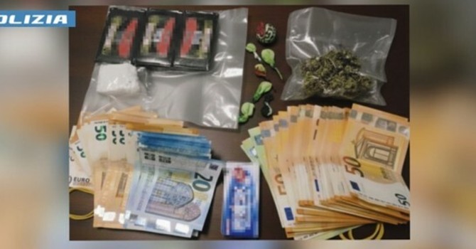 Sull’Autostrada dei Laghi con una busta termosaldata piena di droga in macchina: in manette un 24enne e denunciato un minorenne Sull’Autostrada dei Laghi con una busta termosaldata piena di droga in macchina: in manette un 24enne e denunciato un minorenne