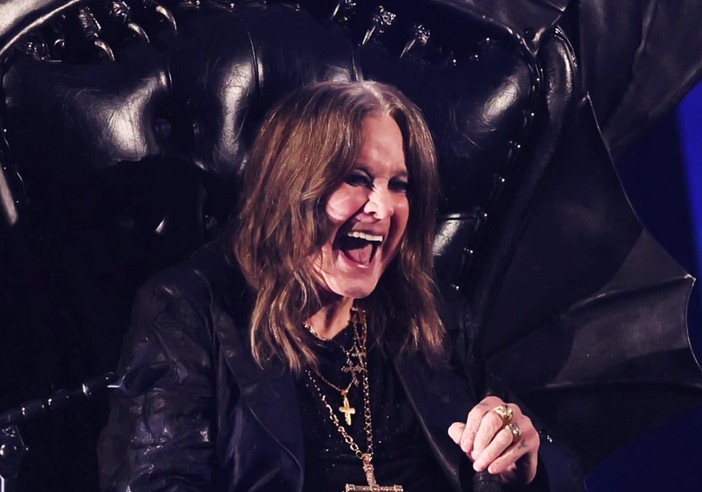 Ozzy Osbourne sorridente al suo concerto di addio (Foto dalla pagina Fb dell'artista)