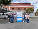 Alcuni dipendenti impegnati nell'open day, con l'ad Tugnoli, primo da sinistra, e il presidente Montani, nel gruppetto alla destra del roll-up