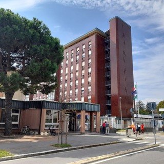 L'ospedale di Busto con l'ingresso del Pronto soccorso