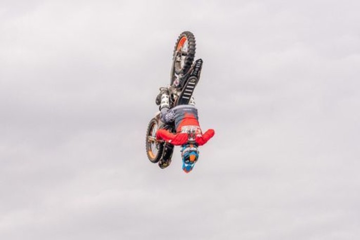 Acrobazie, adrenalina e solidarietà. Torna la mototerapia con Vanni Oddera e Mai Paura