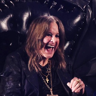 Ozzy Osbourne sorridente al suo concerto di addio (Foto dalla pagina Fb dell'artista)