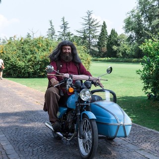 Il varesotto Bernardo Giove a bordo del sidecar di sua invenzione travestito da Hagrid