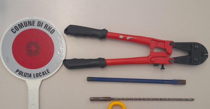 Alla guida senza patente con in auto attrezzi per lo scasso. A bordo anche dei bambini