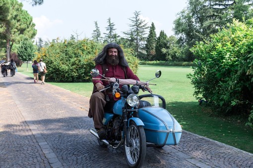 Il varesotto Bernardo Giove a bordo del sidecar di sua invenzione travestito da Hagrid