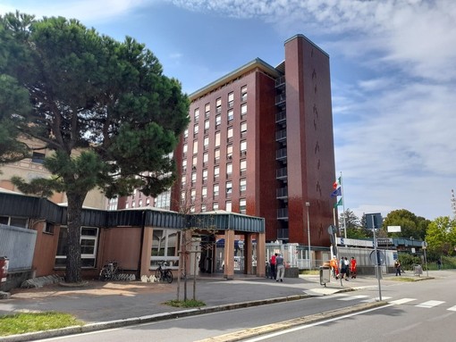 L'ospedale di Busto con l'ingresso del Pronto soccorso