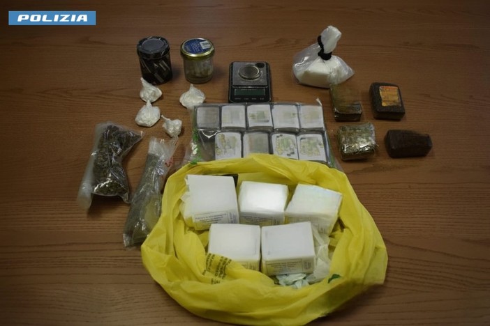 Blitz della polizia di Stato, smantellata un'organizzazione che trafficava droga tra Busto e la Spagna: dieci arresti Blitz della polizia di Stato, smantellata un'organizzazione che trafficava droga tra Busto e la Spagna: dieci arresti