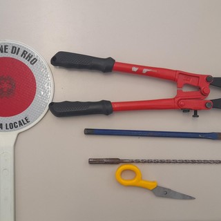 Alla guida senza patente con in auto attrezzi per lo scasso. A bordo anche dei bambini