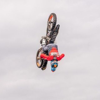 Acrobazie, adrenalina e solidarietà. Torna la mototerapia con Vanni Oddera e Mai Paura