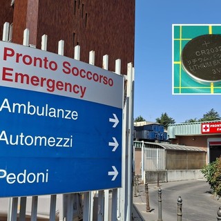 Ingerisce una pila al litio, corsa contro il tempo per un bambino di Busto