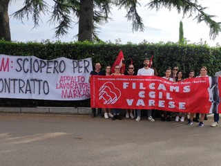 La protesta dei lavoratori all'hotel Mo.Om di Olgiate Olona