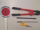 Alla guida senza patente con in auto attrezzi per lo scasso. A bordo anche dei bambini Alla guida senza patente con in auto attrezzi per lo scasso. A bordo anche dei bambini