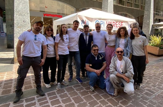 Infermieri tra la gente, col sorriso: «Ma le difficoltà crescono»