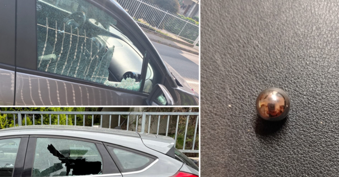 Due vetri infranti e una delle sfere rinvenute Due vetri infranti e una delle sfere rinvenute