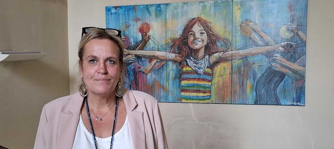Paola Reguzzoni davanti all'opera che sintetizza lo spirito dell'affido familiare Paola Reguzzoni davanti all'opera che sintetizza lo spirito dell'affido familiare