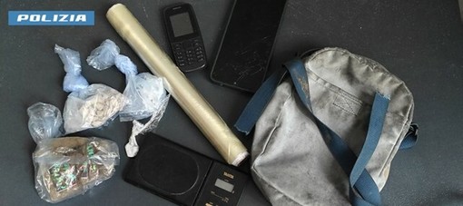 Il materiale sequestrato dalla polizia di Stato di Busto Arsizio Il materiale sequestrato dalla polizia di Stato di Busto Arsizio