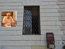 Finestre aperte e aria condizionata non funzionante nella sede del Comune. Nel riquadro, Mario Cislaghi, assessore con delega al personale Finestre aperte e aria condizionata non funzionante nella sede del Comune. Nel riquadro, Mario Cislaghi, assessore con delega al personale