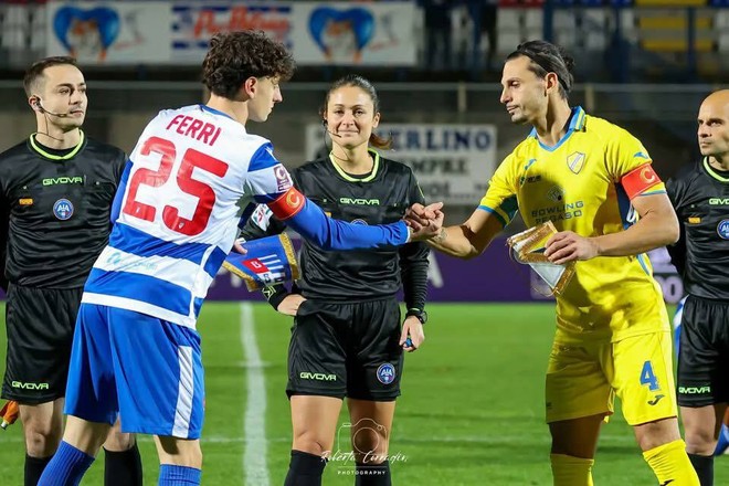 Capitan Ferri prima della gara d'andata con la Pergolettese (foto Aurora Pro Patria/Roberta Corradin)