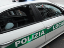 Forza il posto di blocco della Polizia Locale: individuato e denunciato